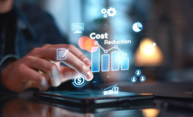 Maliyet azaltma, dijital grafik EIDE örtüşmeleri ile gösterilen maliyet tasarrufu kavramı, kurumsal işletmeler gereksiz harcamaların azaltılması yoluyla maliyet ve şirket kaynaklarını etkili bir şekilde tasarruf eder