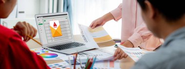 Siber saldırı konsepti. Bilgisayar ekranında görülen kötü amaçlı yazılım uyarısı ve bilgisayar sisteminde veya çevrimiçi sunucuda kaldırılacak tehdit algılaması.