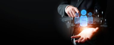 İş adamı ağ kurar, değerli bağlantılar kurar. Profesyonel ağı ve fırsatları genişletmek için etkili insanlar ağ stratejileri geliştiriyor.