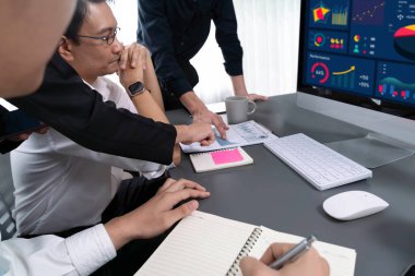 Veri analistleri, mali, trend ve pazarlama verilerini analiz etmek için dizüstü bilgisayardaki iş zekası veri göstergesini analiz ediyor. İş başarısı için BI teknolojisi ve veri analizi. Tedbirli