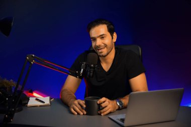 Yayıncı, fanclub dinleyicisiyle mikrofon kullanarak konuşuyor. Mor neon ışıklı modern stüdyoda yaratıcı olumlu düşünce konseptiyle canlı yayında finansal sorunları tartışıyor. Tahmin et..