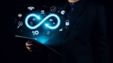 İş adamı sonsuz olasılıkları ve sonsuzluğun özünü benimser, fırsatları keşfetmek için ilham verir. Sonsuzluğun ve olasılıkların birleştiği bir dünyaya dalın ve potansiyel UUID 'yi keşfedin.