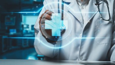 Doktorun elinde tabletle masada otururken laboratuvarda yüzen tıbbi çapraz holograma işaret ederken yakın plan. Pratisyen hekim tedavi için hazırlanırken tıbbi verileri inceliyor. İyileştirici.