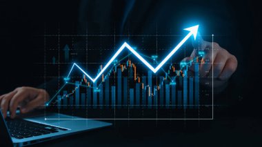 İş adamı iş büyümesi için ölçümleri değerlendirir, genişleme hedefleri koyar. İnovasyon ve strateji 2025 yoluyla sürekli iş büyümesini teşvik etme hakkında görüşler. Kullanıcı Kimliği