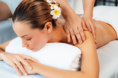 Kafkas çift müşterisi stres önleyici spa masajının keyfini çıkarıyor ve lüks otel veya oteldeki gündüz açık hava ortamında güzellik teniyle eğleniyor. Sessiz.