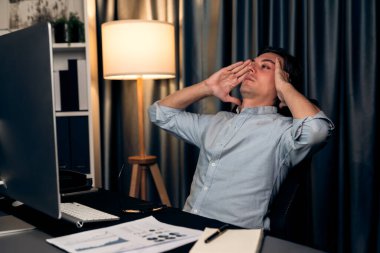 Dinamik veritabanı pazarlama analizi ile PC ekranındaki iş paragrafını araştıran stresli finansal analistin gece vakti modern ev ofisinde aylık rapor hazırlamasını düşünüyorum. Bireysel.