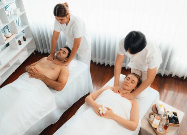 Kafkas çift müşterisi stres önleyici spa masajının keyfini çıkarıyor ve lüks otel veya oteldeki gündüz açık hava ortamında güzellik teniyle eğleniyor. Sessiz.