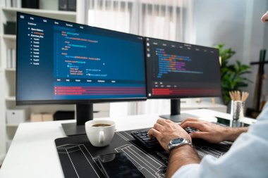 Bilgisayarda çalışan akıllı IT geliştirici yazılım geliştirme programında el yazısıyla çekilmiş bir fotoğraf modern ofisteki kahve fincanı ile web sitesinde virüs yazılım uygulaması versiyonu yaratıyor. Tahmin et..