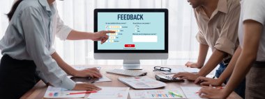 Müşteri geribildirim ve şirket işleri için canlı bilgisayar yazılımı analizi