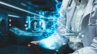 Elinde DNA hologramıyla tablet tutan yetenekli bir tıp çalışanına yaklaş. Hasta semptomlarını analiz etmek için profesyonel doktor DNA örneği veya genetik materyal. Teknoloji yeniliği. İyileştirici.