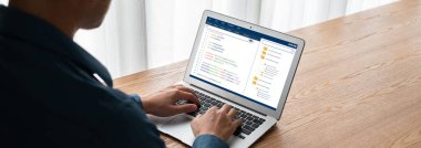 Okul eğitimi için geliştirilen kodlama ve programlama yazılımı. Basitleştirilmiş program, öğrenci çocuklar için okul sınıfında temel kodlama ve programlama eğitimi için kolay yazılım.