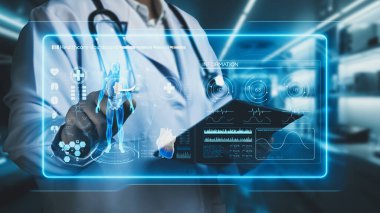 İnsan anatomisi hologramına işaret ederken doktorun tableti tutmasını kapat. Yetenekli bir tıp çalışanı, tıbbi teknoloji yenilikleri kullanarak vücut anatomisini kontrol etti ve inceledi. Tedavi tasarımı. İyileştirici.