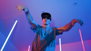 Beyaz dansçının gösterişli gözlükler taktığı ve break dans yaptığı alçak açılı kamera. Çekici adam kendinden emin bir şekilde kameraya bakarken enerjik bir performans ve hareket gösterdi. Mutluluk.