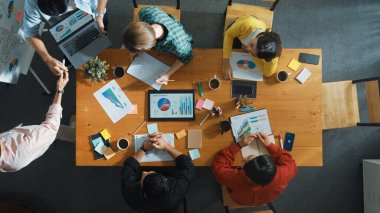 Akıllı proje yöneticisinin üst görüşü, yatırımcı toplantı odasını dinlerken iş adamını pazarlama fikrinden bahsetmeye davet ediyor. Erkek işçi pazarlama planını almaya ve açıklamaya başladı. Cemaat.