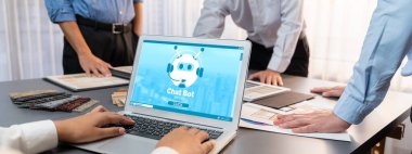 Masadaki bir grup iç mimar takımı dizüstü bilgisayarında mimari yazılım bulunan çeşitli ruh hali tahtası örneklerini seçiyor. Modern yenileme ve iç malzeme seçimi konsepti. İçgörü