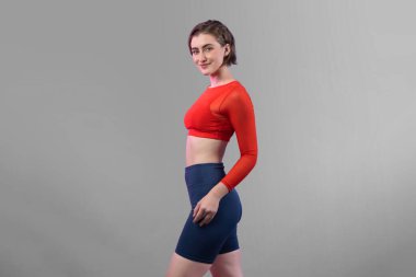 Vücut uzunluğunun tamamı atletik ve sportif genç kadınları izole edilmiş arka planda spor pozisyonunda çeker. Sağlıklı aktif ve vücut bakımı yaşam tarzı.