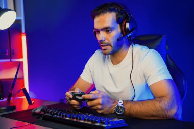 Akıllı oyun flaması kontrol için joystickli takım üyeleriyle konuşuyor, mikrofon dijital neon ışıklı stüdyo odasındaki sosyal medyada canlı yayında diğerleriyle iletişim kuruyor. Tahmin et..