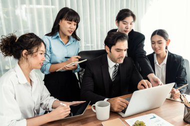 Modern ofis ortamında çalışan çeşitli etnik gruplardan çeşitli iş adamları. Üretken ve çok ırklı ofis çalışanları stratejik ticari pazarlama konusunda tartışmaya giriştiler. Çok titiz.