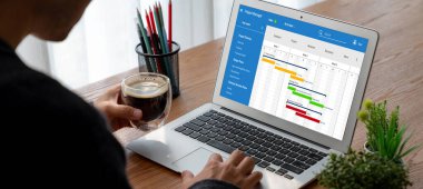 Ekip projesinin zaman çizelgesini gösteren bilgisayar ekranında, modern iş projesi yönetimi için proje planlama yazılımı