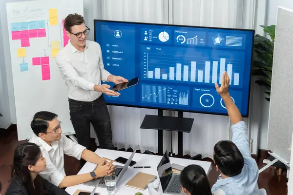 Ofiste sunum ya da analist ekibiyle toplantı odasında mali verileri analiz etmek için BI Fintech 'i kullanmak. İş adamları stratejik planlama için TV ekranında BI gösterge panelini inceliyor.