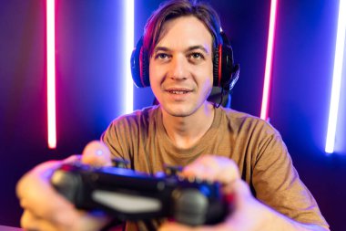 Kontrol kumandalı akıllı oyun flamasının keyfini çıkarın, modern teknoloji siber neon ışık odasında yetenekli oyuncularla çevrimiçi canlı sosyal medya grubu oyunu oynayın. Bireysel.