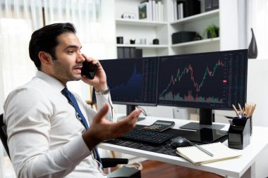 İki borsa yatırımıyla danışman ya da ortağı arayan tüccar işadamı, veri analizini yüksek kârlı dinamik teknoloji borsasına yatırım yapmak için karşılaştırdı. Tahmin et..