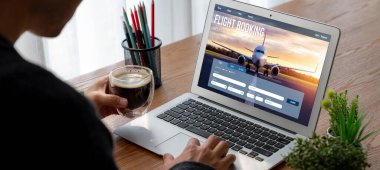 Online uçuş rezervasyon sitesi mod rezervasyon sistemi sağlar. Seyahat teknolojisi kavramı .