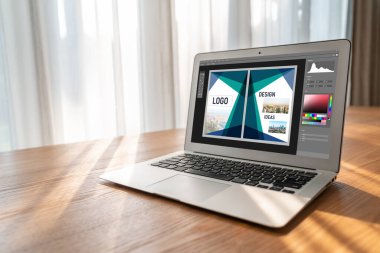 Web sayfasının modern tasarımı ve bilgisayar ekranında gösterilen ticari reklamlar için grafiksel tasarımcı yazılımı