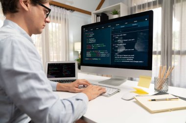 BT geliştiricisi, güncellenmiş sürüm uygulaması projesinde genel sistem oluşturmak için pc ve laptop ekran üzerinde yeni bir kod programı oluşturmak üzere çevrimiçi yazılım geliştirme bilgisi üzerinde çalışıyor. Bireysel.