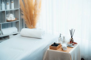 Lüks spa merkezindeki kaplıca masasında güzellik ve güzellik salonu aksesuarları. Spa masajı ve eğlence arka planı konsepti. Sessiz.