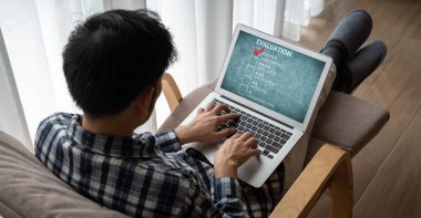 Pazarlama stratejisi planlaması için modem yazılım bilgisayarında müşteri memnuniyeti ve değerlendirme analizi