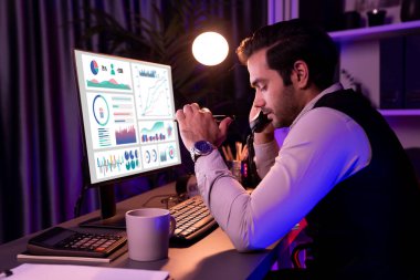 Akıllı iş adamı, telefon masasındaki ortağını ya da yatırımcıyı arıyor, hedef pazar veritabanı üzerinde tartışıyor, satış kanalı disiplinlerini analiz etmek için Neon Dark Light Room 'daki ürün servisini inceliyor. Tahmin et..