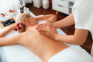 Kafkasyalı kadın müşteri stres önleyici spa masajının keyfini çıkarıyor ve lüks otel ya da oteldeki gündüz açık ortam güzellik salonunda güzellik teniyle eğleniyor. Sessiz.