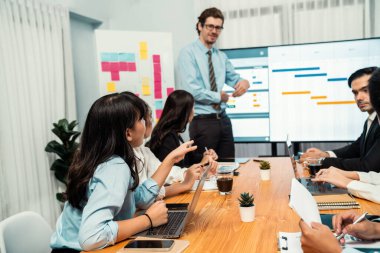 Proje yöneticisi toplantı odasında iş programları, Gantt program programı TV ekranında. Çoklu etnik çeşitlilik iş adamları ve modern iş projesi yönetimi. Habiliment