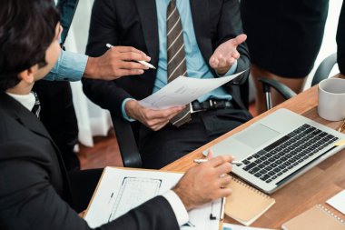 Bir grup iş adamı iş toplantı odasında fikir alışverişinde ve etkileşimli takım çalışması konseptinde birlikte çalışıyor. İş adamlarından oluşan bir ekip yeni strateji ve pazarlamayı tartışıyor. Habiliment