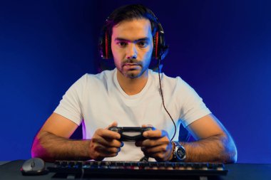 Akıllı oyun kurucuları misyondaki seviyeyi geçmeye çalışan oyun konsantrasyonunu joystick kontrolüyle tamamlayan, mikrofon vasıtasıyla neon ışıklı stüdyo odasında canlı yayın yapan oyuncularla konuşan. Tahmin et..