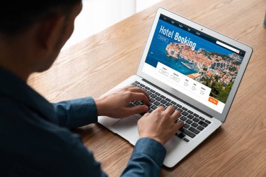 Çevrimiçi otel konaklama rezervasyon sitesi mod rezervasyon sistemi sağlar. Seyahat teknolojisi kavramı .