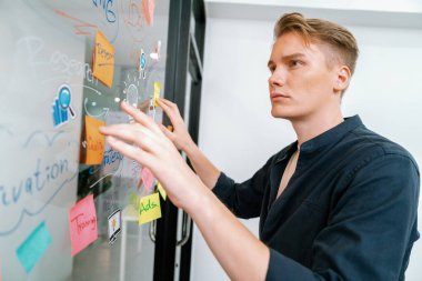 Kafkasyalı profesyonel iş adamının zihin haritası ve renkli yapışkan notlar kullanarak iş pazarlama fikrini kendine güvenle sunuşunun yakın görüntüsü. Proje konseptini başlat. Portre. Tertemiz..