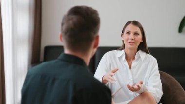 Psikolojik konsültasyon zihinsel problemde iyileşme kaydediyor, genç hasta terapi seansında, psikiyatrist de akıl hastalıkları konusunda tanı koyuyor. Zihinsel tedavi seansı. Düzenle