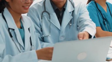 Hastane masasında birlikte çalışan ve tıbbi tedavi ya da sağlık hizmeti planlayan profesyonel bir grup. Takım çalışması başarılı hastalıklara ve hastalıklara yol açar. Ağır çekim. Katı.