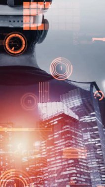 Gelecekteki bina inşaatı ve HUD hologram grafik tasarımı ile yaratıcı mühendislik projesi konsepti. İnşaat mühendisi, mimar ya da inşaat işçisi modern sivil teknoloji ile çalışıyor..