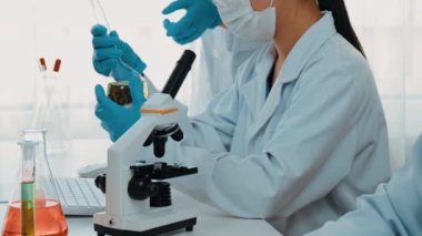 Bilimsel uzmanlığa, laboratuvar ekipmanlarına ve yenilikçi tıbbi biyoteknoloji yazılımına sahip laboratuvar sağlık araştırma ekibi yeni ilaçlar araştırıyor, tedavi geliştiriyor. Ağır çekim. Katı.