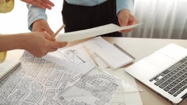 Mimari ve güvenlik mühendisi, modern ofiste doğruluk için mimari belge ve ölçüm aracına dizüstü bilgisayardaki inşaat ayrıntılı planlarını yazar. - Yakın çekim. Tanımlama.