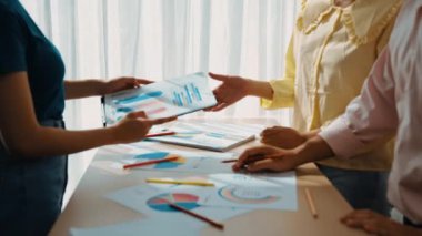 Girişimci şirket çalışanları birlikte çalışır, finansal veri raporlama ve planlama stratejisi, panorama videosundaki yaratıcı iş başarısı için pazarlama içeren renkli BI gösterge panelini analiz eder. Sinerjik