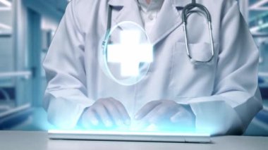 Hastanede üzerinde tıbbi haç bulunan klavye yazan zeki doktorlara yakın çekim yapın. Profesyonel pratisyen hekimin ameliyata hazırlanırken teşhis için tıbbi araştırmaları kullanması. İyileştirici.