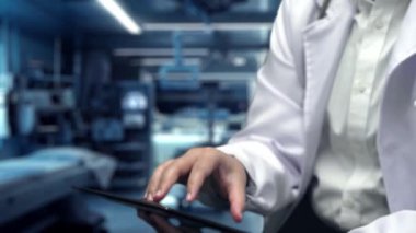 İnsan kalbi anatomisi hologramını alan ve insan organı cihazdan uçarken tablete koyan zeki bir tıp çalışanı. Kalp rahatsızlığı teşhisi koyan yetenekli bir doktor. İyileştirici.