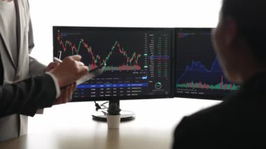 Hisse senedi borsası pazarlamasını analiz eden yavaş çekim şirketindeki yatırımcılar, kayıp için mum bar fiyatını analiz eden monitörlere bakıyor ve kazanç ve kâr elde ediyor. Filizlenen