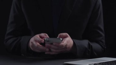 İş adamı, stratejik kararlar için değerli verileri çıkartarak arama motoru araştırması yapıyor. Kapsamlı araştırma ve SEO veri analizi için arama motorları kullanılıyor. Kullanıcı Kimliği