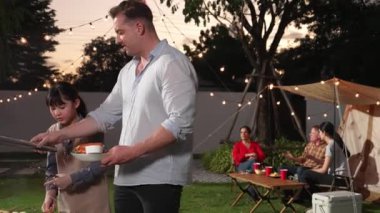 Aile birlikte bahçede kamp kurar, baba ve kız aile bireyleri için ızgara yapar. Doğayla iç içe olmak için açık hava kamp aktiviteleri ve genç nesil çapraz kuşaklarla zaman geçirmek için. Uyumsuzluk.