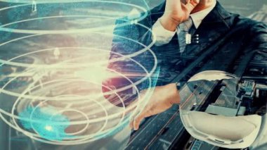 Gelecekteki bina inşaatı ve HUD hologram grafik tasarımı ile yaratıcı mühendislik projesi konsepti. İnşaat mühendisi, mimar ya da inşaat işçisi modern sivil teknoloji ile çalışıyor..